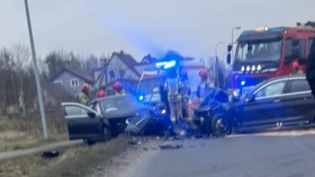 Na ulicy Kołobrzeskiej w Świdwinie czołowo zderzyły się dwa samochody osobowe. Dwie osoby zostały poszkodowane.