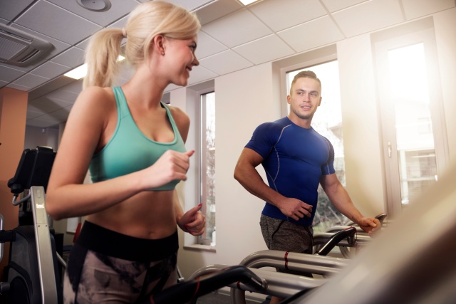 Trening cardio jest szczególnie polecany osobom, które chcą schudnąć, poprawić wydolność organizmu i zadbać o zdrowie serca. Należysz do tej grupy Dobra informacja jest taka, że możesz regularnie wykonywać taki trening w najbliższej okolicy. Poznaj przykłady prostych ćwiczeń cardio (również tych, które możesz robić w domu) i dowiedzieć się, jakie korzyści płyną z ich regularnego wykonywania