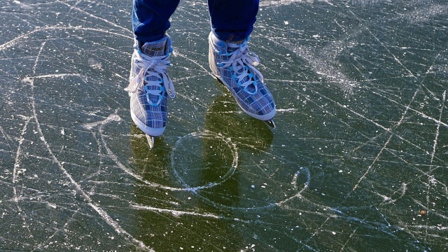 W Drawsku powstanie zadaszone lodowisko - obiekt będzie pełnił funkcję lodowiska zimą, a latem zmieni się w boisko multisportowe przeznaczone do gry w piłkę ręczną, nożną, koszykówkę, siatkówkę, jazdy na rolkach i wrotkach oraz ćwiczeń ogólnorozwojowych.