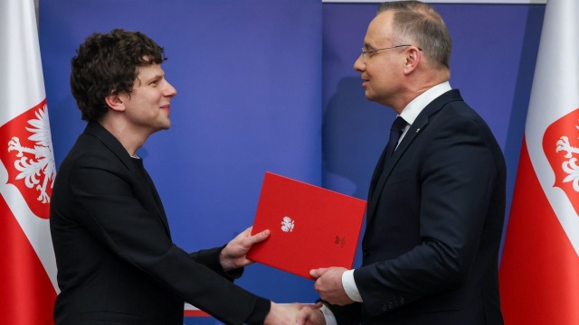 Jesse Eisenberg, amerykański aktor i reżyser, otrzymał polskie obywatelstwo. Akt nadania wręczył mu prezydent Andrzej Duda w siedzibie Stałego Przedstawicielstwa RP przy ONZ w Nowym Jorku.