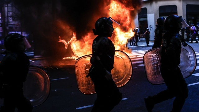 W Argentycie kibice piłkarscy przyłączyli się do protestu emerytów. Doszło do starć z policją, w których rannych zostało ponad 20 osób.