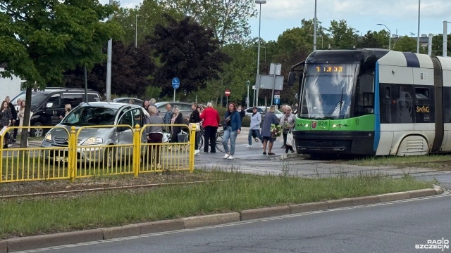 Kolizja samochodu osobowego z tramwajem nr 10 na skrzyżowaniu alei Bohaterów Warszawy i ulicy Sikorskiego w Szczecinie.