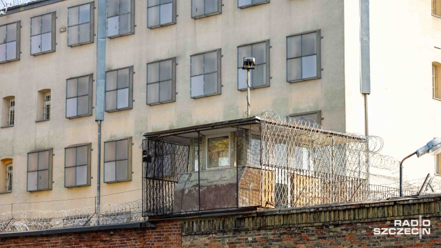 Policjanci z komendy Szczecin-Śródmieście zatrzymali 37-latka, który chciał sprzedać zegarek i okulary, a później zaatakował pracownika lombardu.