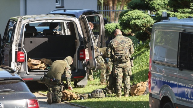 Policja rozpoczyna piąty dzień akcji poszukiwawczej za mężczyzną podejrzanym o dokonanie zbrodni w Starej Wsi koło Limanowej.