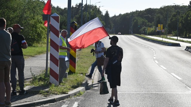 Polowaniem na ludzi nazywają niemieckie media samozwańcze patrole zorganizowane przez polską skrajną prawicę na granicy na Odrze i Nysie Łużyckiej.