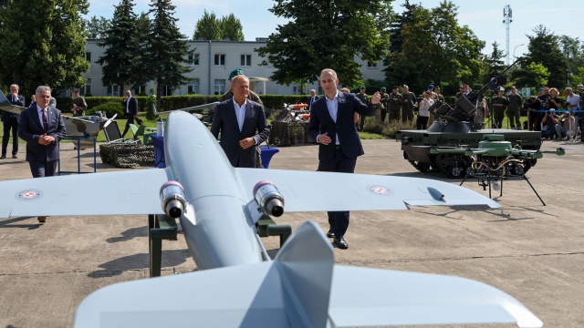Wiceszef MON Cezary Tomczyk mówi o rewolucji, a premier Donald Tusk - o zasadniczej zmianie. Chodzi o finansowanie i produkcję w kraju dronów i nowoczesnego uzbrojenia.