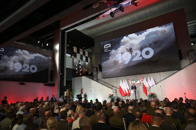 W Ossowie koło Warszawy otwarto Muzeum Bitwy Warszawskiej. To nowoczesny kompleks wybudowany na 17-metrowym sztucznym wzniesieniu, u stóp którego stoją dwa 70-metrowe maszty z biało-czerwonymi proporcami.