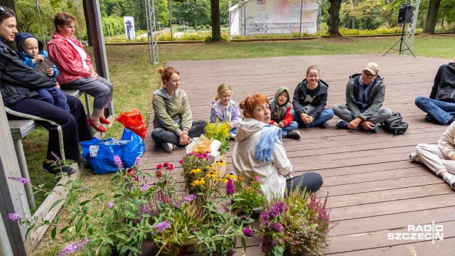 Ile gatunków pszczół żyje w Polsce Jakie kolory widzą i jak stworzyć ogród przyjazny tym owadom Na te pytania szczecinianie mogli znaleźć odpowiedzi podczas warsztatów na Różance.