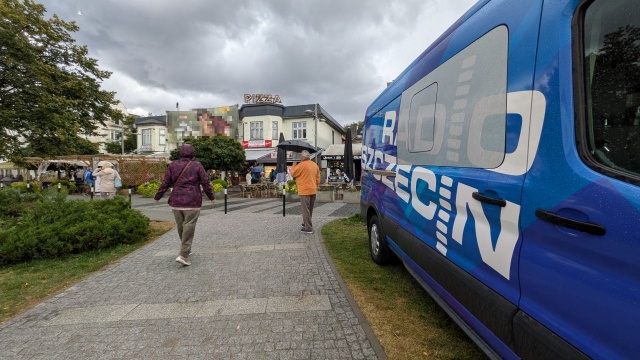 Silny wiatr i deszcz nad morzem nie musi oznaczać nudy. Tak przynajmniej twierdzą ci, którzy wypoczywają w Międzyzdrojach.