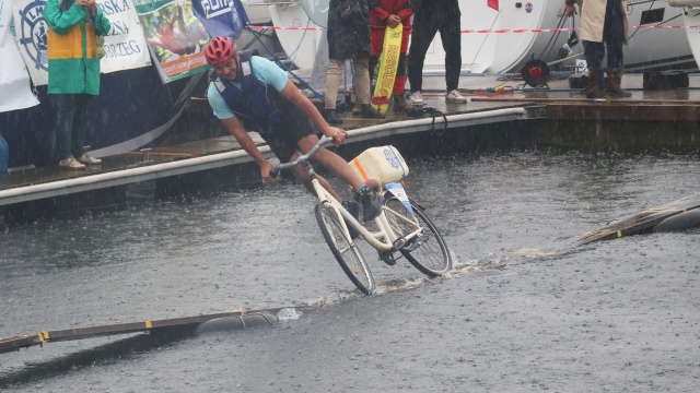 To były najbardziej ekstremalne zawody tego lata w Kołobrzegu. Ich uczestnicy wsiedli na rowery, a każdy z nich lądował w wodach miejscowego portu.