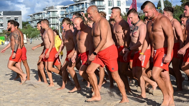 Brak utonięć, a największym problemem nad wodą wciąż pozostaje alkohol - ratownicy wodni w Mielnie zakończyli i podsumowali tegoroczny sezon. Turyści i mieszkańcy zostali tradycyjnie zaproszeni na spotkanie z Białymi delfinami.
