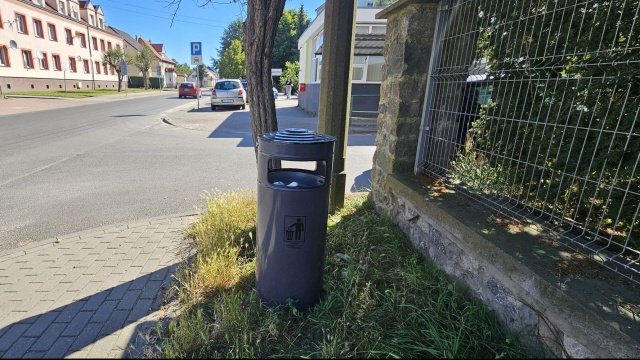 Stare kosze na śmieci pojadą na wysypisko.