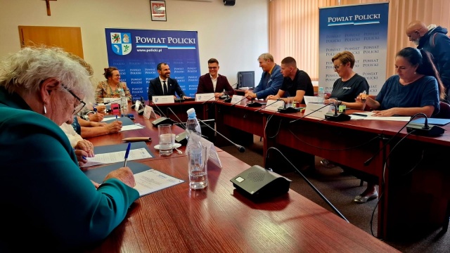 Osiem fundacji, związków i instytucji dołączyło do grona beneficjentów programu Kompas na Powiat Policki.