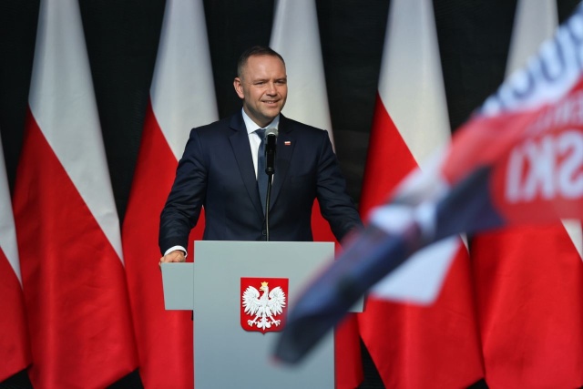 Prezydent Karol Nawrocki rozpoczyna pierwszą oficjalną podróż zagraniczną. Po południu wybiera się do Stanów Zjednoczonych, gdzie w środę spotka się z amerykańskim prezydentem Donaldem Trumpem.
