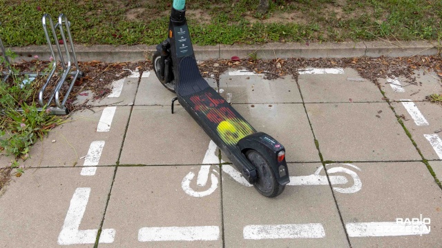 Koniec z jazdą hulajnogami elektrycznymi bez kasków. Rząd zajmie się we wtorek nowelizacją Prawa o ruchu drogowym, która wprowadza obowiązek noszenia przez dzieci kasku podczas jazdy rowerem i hulajnogą elektryczną.