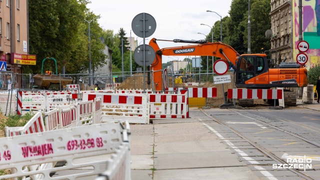 Po uruchomieniu torowiska pomiędzy placem Szyrockiego a szpitalem na Pomorzanach budowlańcy przenieśli się na odcinek od ulicy Szpitalnej do pętli tramwajowej.