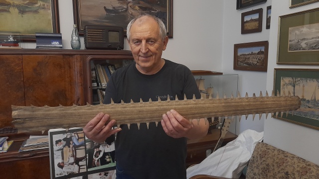 Z Dolnego Śląska na Pomorze Zachodnie do Muzeum Rybołówstwa Morskiego w Świnoujściu, zupełnie niespodziewanie między wczasowymi bagażami, przyjechał nowy eksponat. Jest równie zaskakujący, jak samo pojawienie się darczyńców.