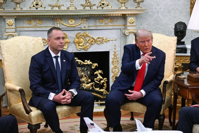 Choć nie ma doświadczenia w podróżach międzynarodowych, to szybko się uczy