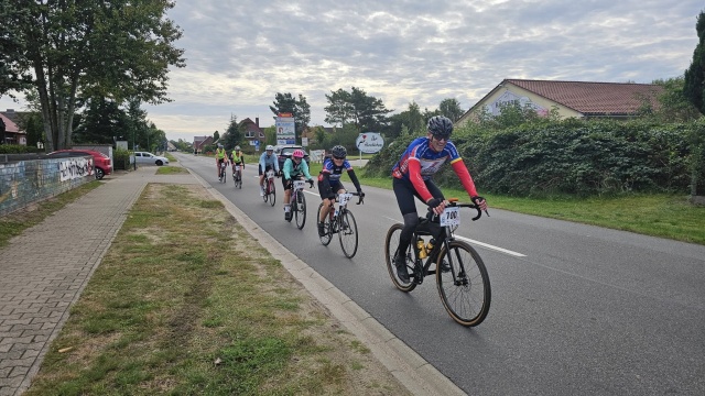 169 zawodników bierze udział w 8. Ultra Gryfusie - Turystycznym Ultra maratonie Rowerowym Dookoła Zalewu Szczecińskiego. Wytyczone zostały dwie trasy - szosowa i gravelowa, obie mają długość ok. 275 km. Start odbył się o godzinie 6.