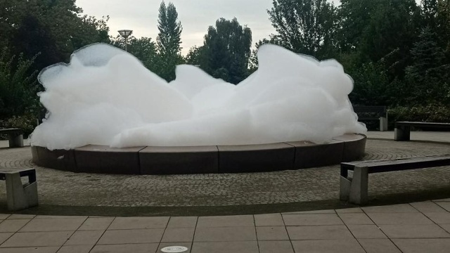 Wielka piana w osiedlowej fontannie. Taki widok zastali w sobotę rano w parku Wolności mieszkańcy szczecińskich Podjuch.