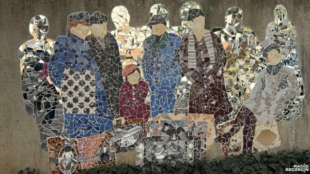 Przybyli - taki tytuł ma nowa mozaika, która pojawiła się w Szczecinie. Jej inspiracją jest historyczne zdjęcie wykonane w 1947 roku przez Bogdana Celichowskiego. Przedstawia przybyłych do miasta osadników.