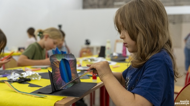 Kolaże przestrzenne, inspirowane sztuką Romana Lipskiego tworzyły dzieci w Muzeum Narodowym w Szczecinie. To w ramach zajęć z cyklu edukacyjnego Sztuka jutra.