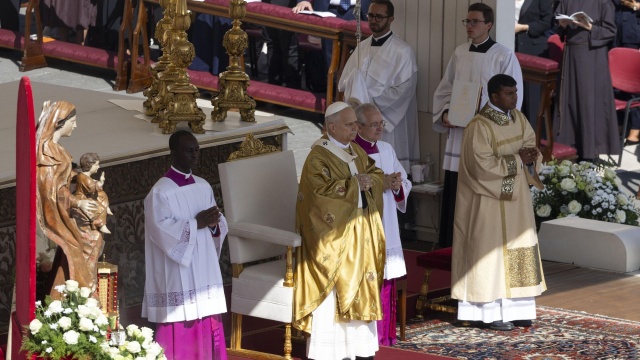 Papież Leon XIV przewodniczył mszy kanonizacyjnej dwóch młodych świętych: Pier Giorgia Frassatiego i Carla Acutisa. Obecni byli przedstawiciele rodzin kanonizowanych oraz prezydent Włoch Sergio Mattarella.