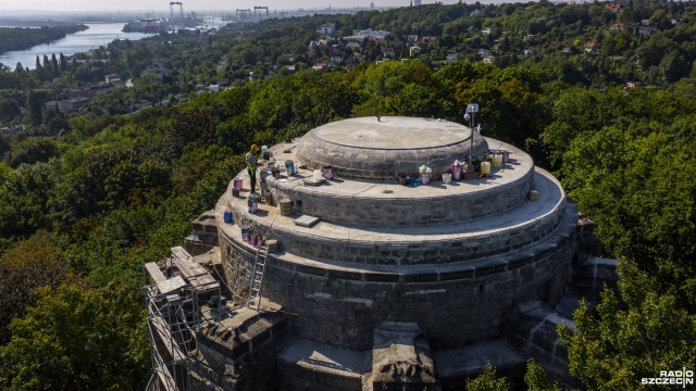 Wnieśli blisko 40 ton kamieni na samą górę 25-metrowej wieży.