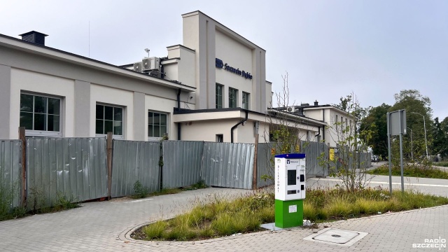 Przebudowa dworca kolejowego Szczecin-Dąbie zakończy się później niż planowano. Do tej pory zmodernizowany został peron drugi, wybudowano dwa nowe parkingi i odświeżono elewację budynku dworca.