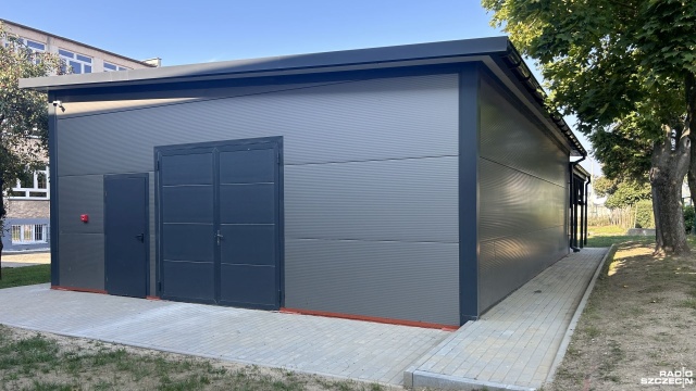 Bardziej komfortowe i kontrolowane warunki dla uczniów - przy stargardzkim Zespole Szkół Budowlano-Technicznych powstała nowa hala. Po przystosowaniu sal lekcyjnych hala jest następnym krokiem w ramach rozpoczętej kilka lat temu przeprowadzki Budowlanki do starej siedziby przy ulicy Ceglanej.