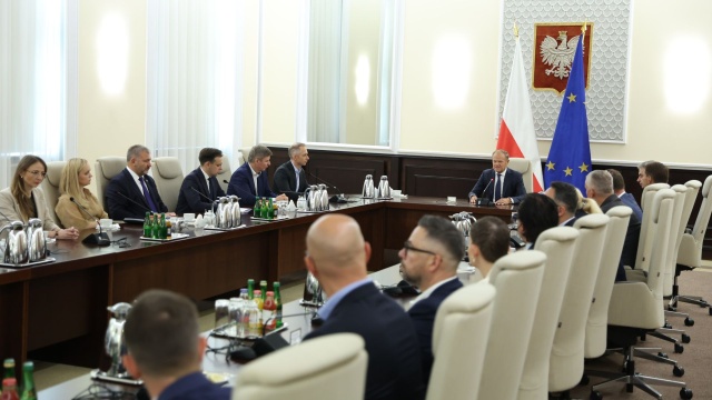 Wojsko zestrzeliło drony nad Polską po tym jak w nocy z wtorku na środę polska przestrzeń powietrzna została wielokrotnie naruszona. Na nadzwyczajnym posiedzeniu zebrał się rząd