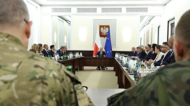 Premier Donald Tusk podkreślił podczas nadzwyczajnego posiedzenia Rady Ministrów, że procedury w związku z naruszeniem polskiej przestrzeni powietrznej zadziałały, a drony, które stanowiły bezpośrednie zagrożenie, zostały zestrzelone. Dodał, że proces decyzyjny był bez zarzutu.