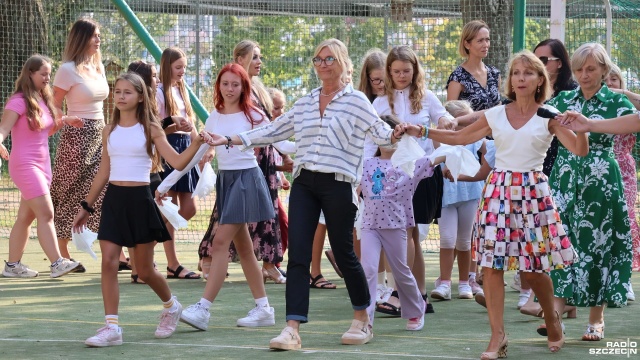 Z okazji 80-lecia najstarsza szkoła w Kołobrzegu zaprezentowała jubileuszowego poloneza i przygotowuje się do uroczystej akademii wieńczącej trwające od miesięcy obchody.