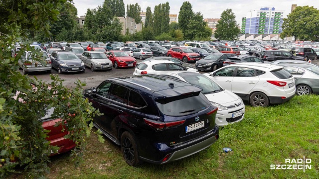 Pacjenci szpitala przy Unii Lubelskiej i odwiedzający swoich bliskich jeszcze przez ponad rok będą się mierzyć z problemami z parkowaniem w okolicy placówki. Parking tymczasowy jest niemal cały czas szczelnie wypełniony samochodami.