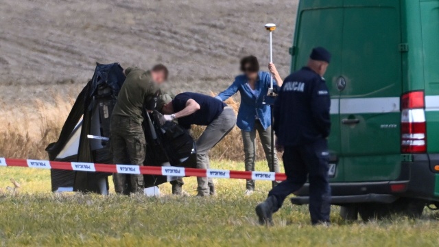 Siedem dronów i szczątki jednego pocisku niewiadomego pochodzenia odnalazły służby po nocnym naruszeniu polskiej przestrzeni powietrznej.