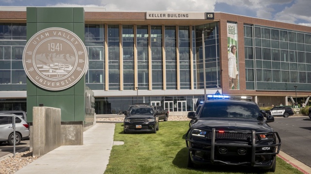 Polityczny sojusznik Donalda Trumpa i założyciel konserwatywnej organizacji Turning Point USA, Charlie Kirk, został śmiertelnie postrzelony podczas wystąpienia na uniwersytecie w Utah. Sprawca zamachu przebywa na wolności.