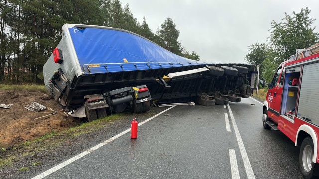 Ciężarówka zjechała z drogi i uderzyła w skarpę. Droga wojewódzka nr 163 za Czaplinkiem w kierunku Wałcza jest zablokowana.