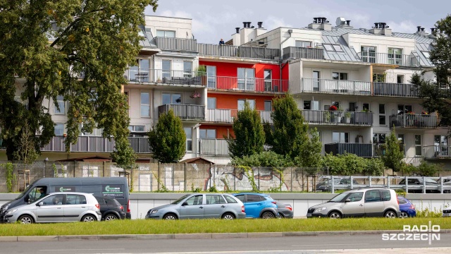 Mieszkańcy ulicy Sosabowskiego w Szczecinie skarżą się na hałasy, szczególnie nocą. Problem nasilił się pod koniec lutego, kiedy nowy odcinek ulicy został otwarty dla kierowców.