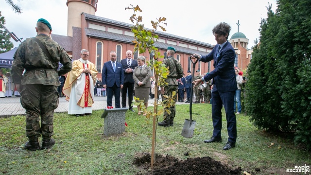 Był węgierskim oficerem Wojska Polskiego, który został zamordowany przez Sowietów w Charkowie w 1940 roku. To major Emnuel Aladr Korompay. Dla uhonorowania jego postaci w Szczecinie przy Sanktuarium Matki Bożej Fatimskiej przy ulicy Rydla posadzono dziś dąb pamięci.