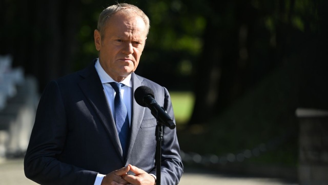 Polski żołnierz nie może obawiać się otworzyć ogień do agresora, bo jest od tego, żeby bronić Polski - powiedział premier Donald Tusk.