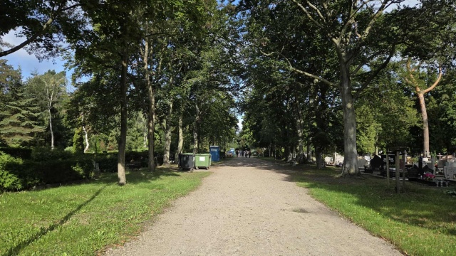 Szykują się zmiany na dąbskim cmentarzu. Rozpoczyna się przebudowa głównej alejki - od bramy głównej do placu z krzyżem.