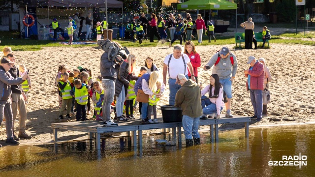 Ponad pół tony linów wrzuciły do wód jeziora Głębokiego szczecińskie przedszkolaki. To wszystko w ramach akcji I znów będą śpiewały ryby w jeziorze Głębokie.