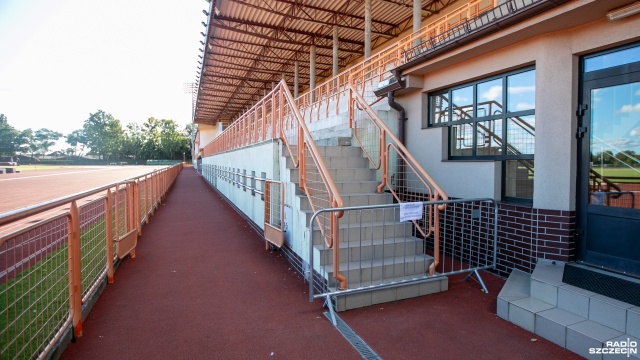 Wymiana krzeseł, barierek i czyszczenie dachu - trwa remont stadionu lekkoatletycznego im. Wiesława Maniaka przy ulicy Litewskiej w Szczecinie.