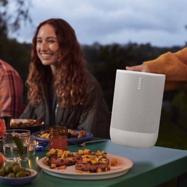 Podróżowanie, niezależnie od tego, czy jest to codzienny dojazd do pracy czy kilkugodzinny wyjazd za miasto, może stać się wyjątkowym doświadczeniem, jeśli towarzyszy mu dobra muzyka. Odpowiednio dobrany sprzęt audio zapewnia nie tylko wysoką jakość dźwięku, ale też komfort użytkowania, co ma ogromne znaczenie podczas długich godzin w drodze. Dobre nagłośnienie potrafi poprawić nastrój, pomóc w relaksie i nadać rytm podróży.