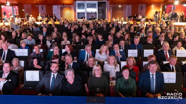 80 lat minęło jak jeden dzień - mogliby zaśpiewać pracownicy szpitala wojewódzkiego w Szczecinie. W piątek w Teatrze Polskim świętowano jubileusz placówki.