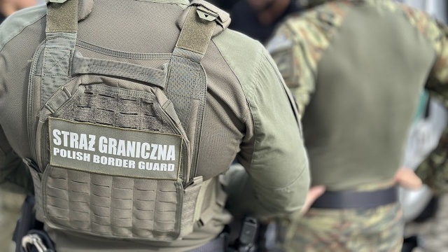 Przy ul. Hetmańskiej w Białymstoku i w sąsiadującym z Białymstokiem Kleosinie zlokalizowano w sobotę dwa balony meteorologiczne z dołączonymi do nich pakunkami papierosów bez polskich znaków akcyzy - wynika z informacji przekazanych przez policję i Straż Graniczną.