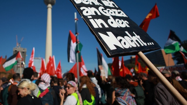 Wielotysięczna propalestyńska demonstracja przechodzi przez Berlin. Centrum niemieckiej stolicy jest w dużej części zablokowane.