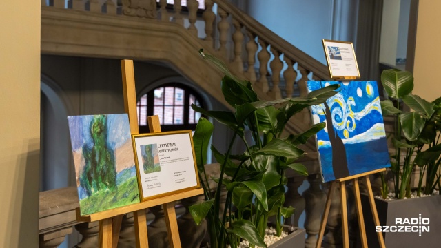 Uczniowie, nauczyciele i absolwenci Szkoły Podstawowej numer 51 w Szczecinie zmierzyli się z legendą malarstwa - Vincentem van Goghiem. Ich 18 dzieł można zobaczyć w Galerii Wojewody.