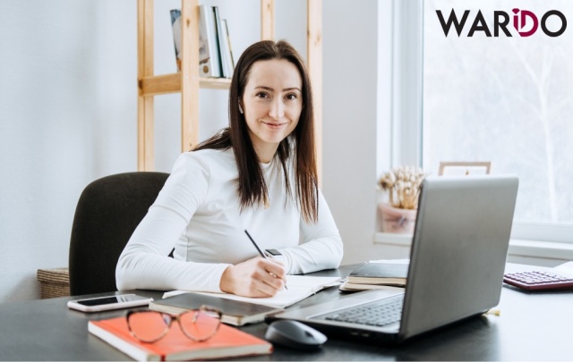 Jeszcze niedawno wybór biura rachunkowego zależał głównie od odległości - przedsiębiorca wybierał księgową w swoim mieście, aby co miesiąc dostarczać segregator z fakturami. Spotkania twarzą w twarz były standardem, a dokumentacja papierowa podstawą rozliczeń. Taki model wymagał czasu, regularnych dojazdów i był mało elastyczny. Dziś, w erze cyfryzacji, biuro rachunkowe online eliminuje te ograniczenia. Dzięki księgowości online przedsiębiorca nie musi się już kierować lokalizacją - ważniejsza staje się jakość obsługi, bezpieczeństwo danych i dostępność dedykowanego księgowego online.