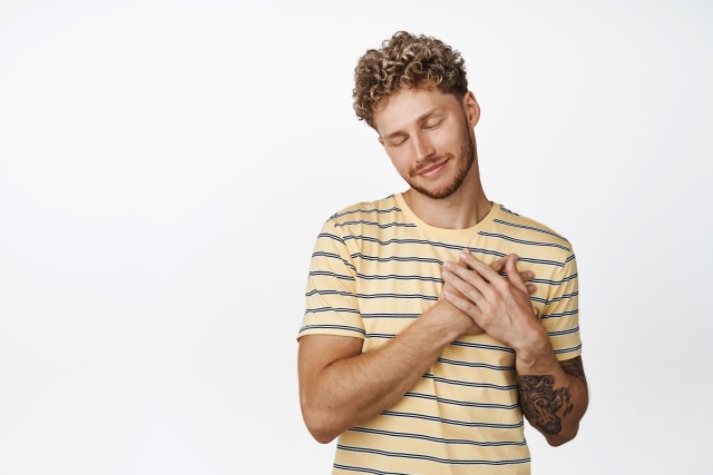 Na co dzień rzadko zastanawiamy się nad tym, jak pracuje nasze serce - dopóki nie zacznie wysyłać wyraźnych sygnałów. Tętno spoczynkowe stanowi prosty, a jednocześnie niezwykle czuły wskaźnik kondycji organizmu. Gdy jego wartość spada poniżej przyjętych norm, pojawia się pytanie: czy to oznaka świetnej formy, czy może sygnał problemu zdrowotnego Warto wiedzieć, że odpowiedź nie zawsze jest jednoznaczna, a interpretacja zbyt niskiego pulsu zależy od wielu czynników.